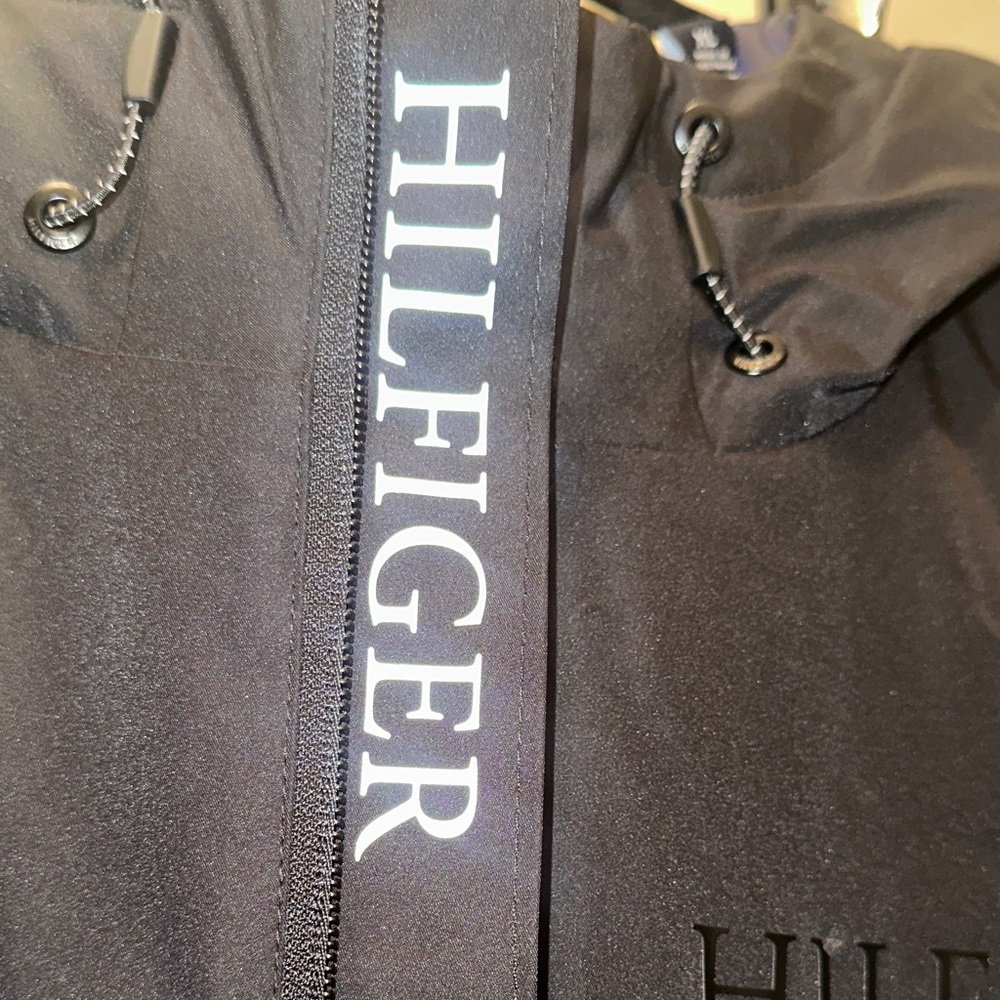 Tommy Hilfiger Men's Performance Windbreaker and Rain Jacket with Quilted Lining - Picture 7 of 16